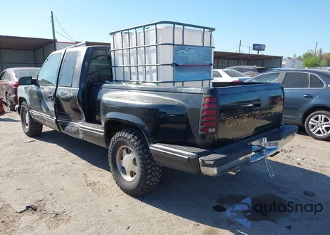 1997 Chevrolet C1500 Fleetside z USA, uszkodzony, nr VIN 2GCEC19W2V1161813